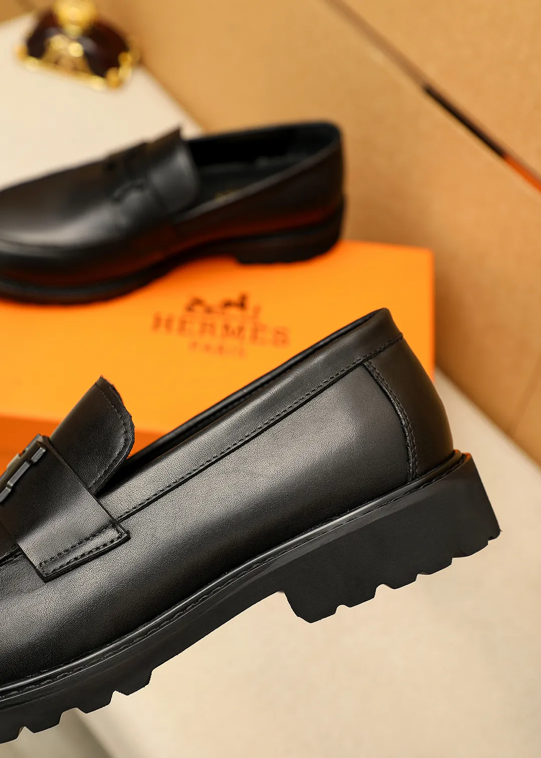 Men's shoes 💰460 💐 Product trademark: HERMES "Hermès" casual leather shoes Regular size: 38-44 (45.46🉑️customized) Product materials: Selected imported first-layer calfskin upper + luxury hardware buckle, imported water-dyed 🐂 cowhide lining. Strong three-dimensional visual effect, original outsole Color: 4⃣️colors available